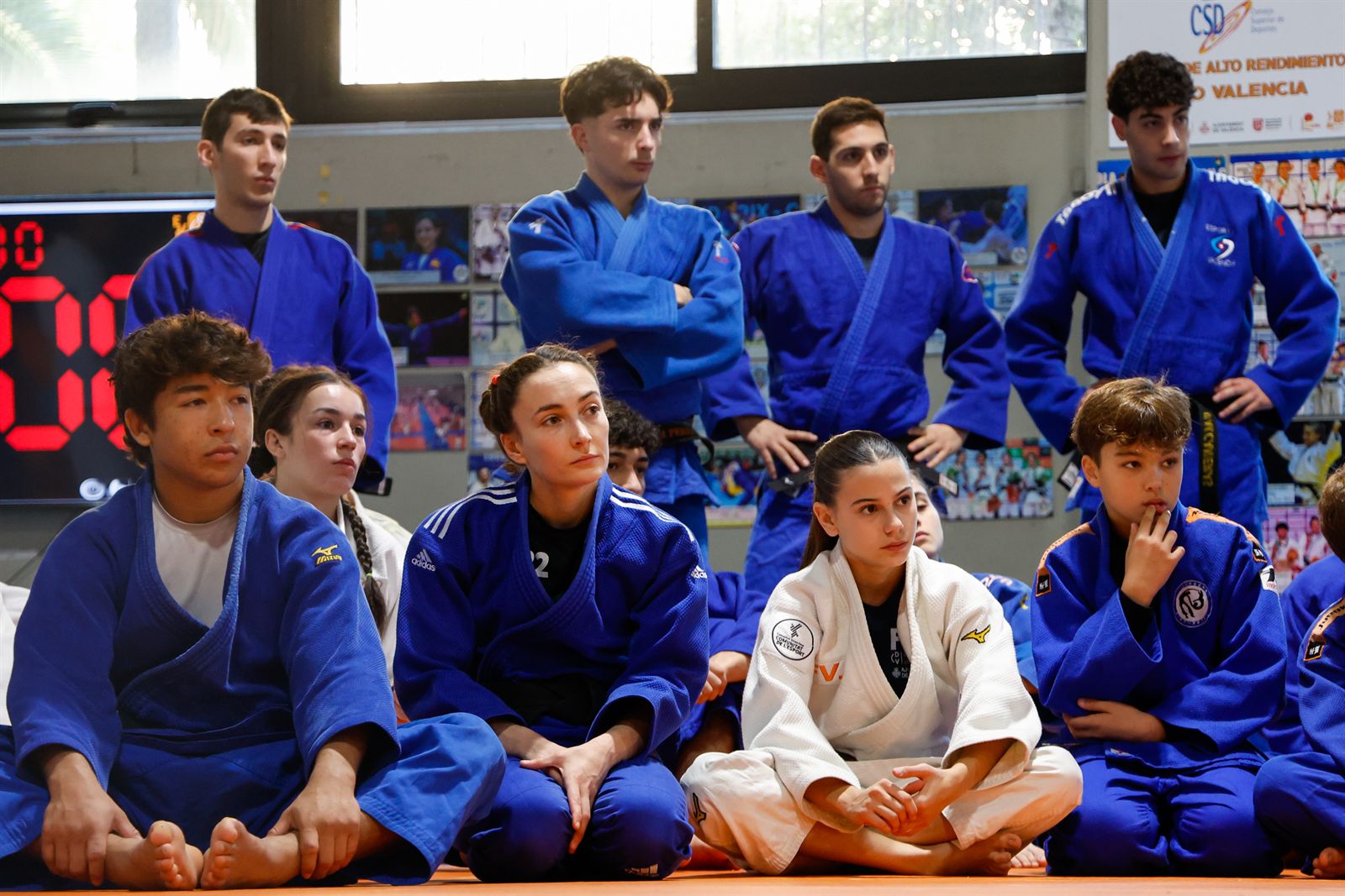 Judokas atendiendo a las explicaciones durante el stage