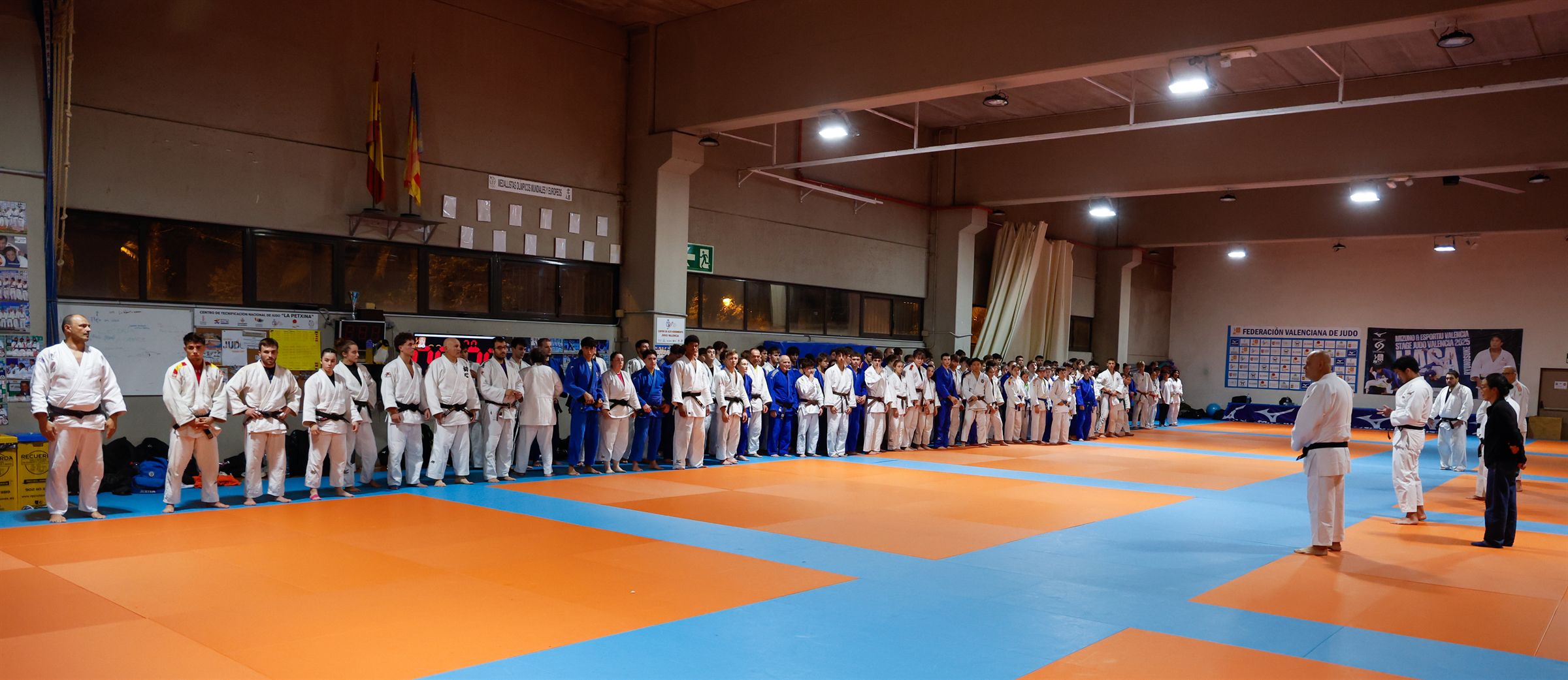 Saludo inicial de los participantes formados en el tatami del Centro de Alto Rendimiento de València