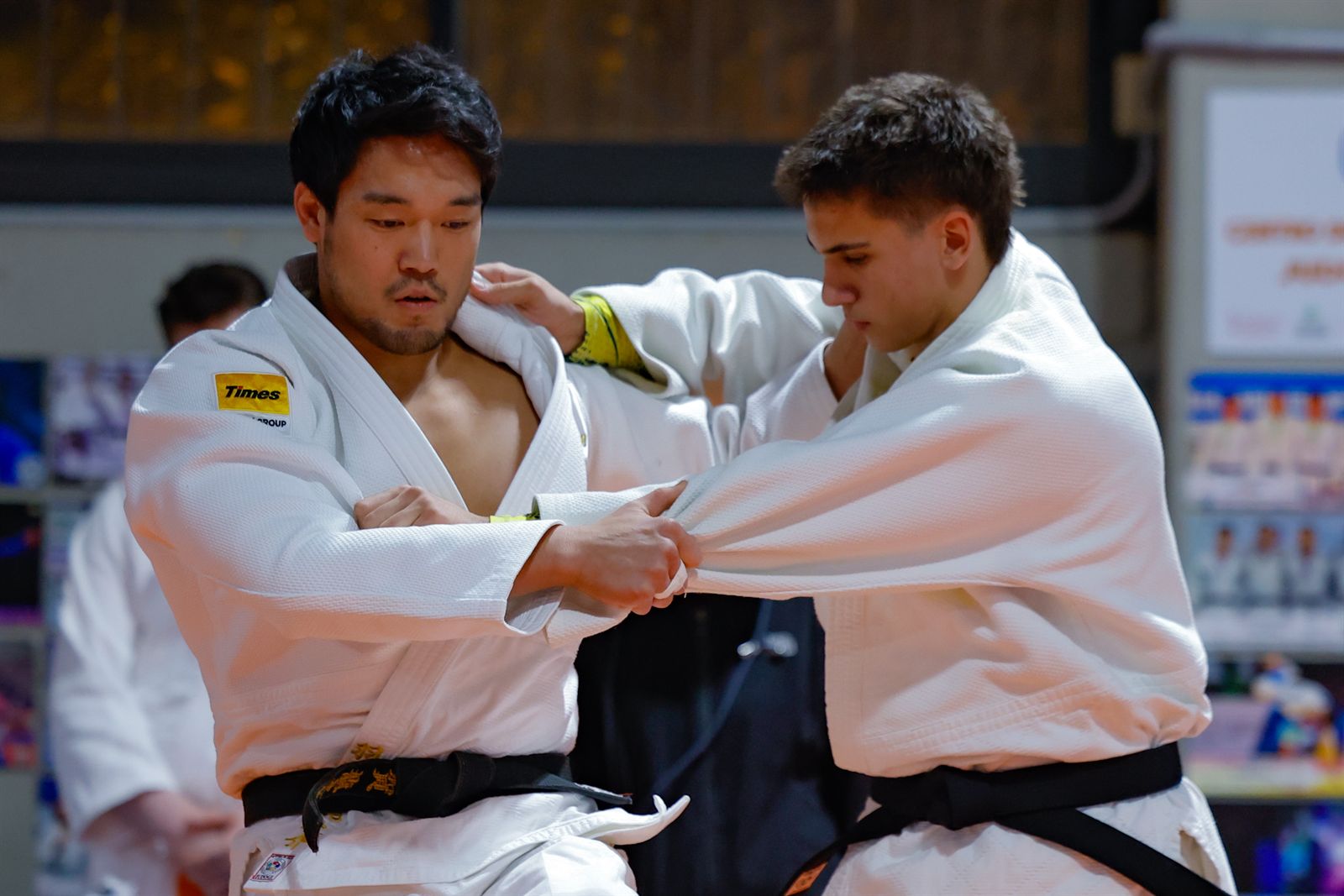 Ryunosuke Haga practicando agarres con un judoka joven