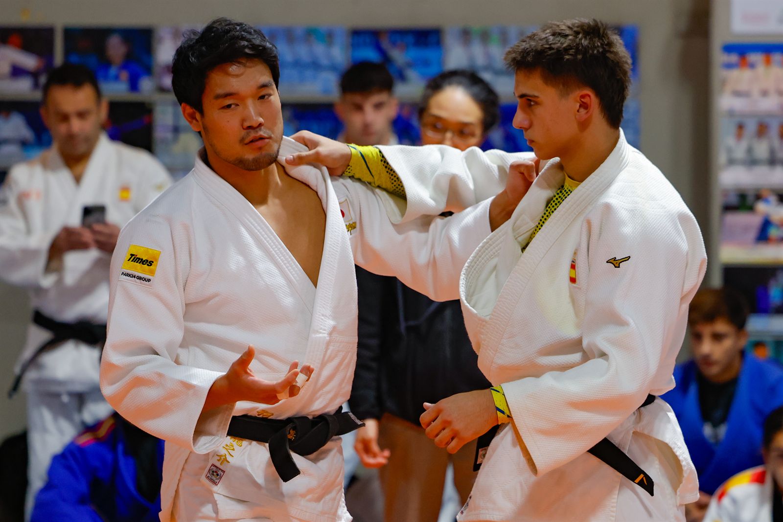 Ryunosuke Haga explicando técnica a un judoka valenciano